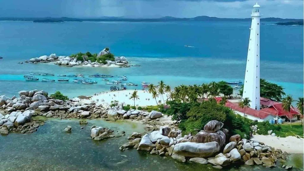 Belitung sebagai pulau di Indonesia yang harus Anda kunjungi dengan batu granit dan pantai biru