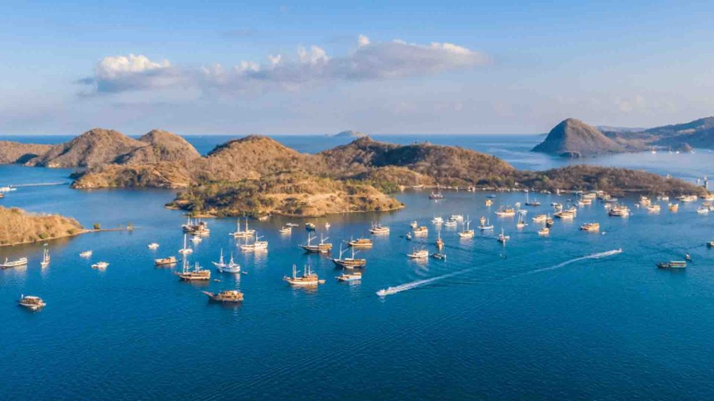 Labuan Bajo menjadi pulau di Indonesia yang harus Anda kunjungi dengan panorama bukit dan laut