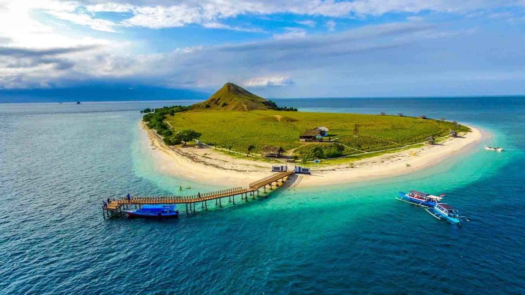 Lombok termasuk pulau di Indonesia yang harus Anda kunjungi dengan pantai alami dan suasana tenang